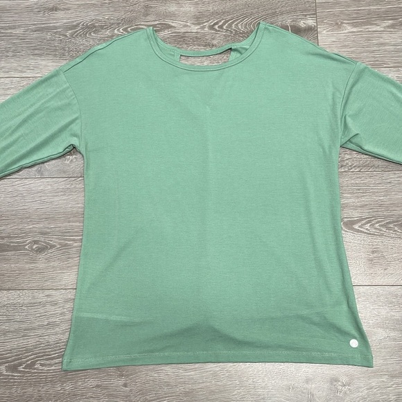 NWT Apana Yoga Long Sleeve Top Back Cutout and Twist Detail Feldspar Green M - Picture 3 of 16